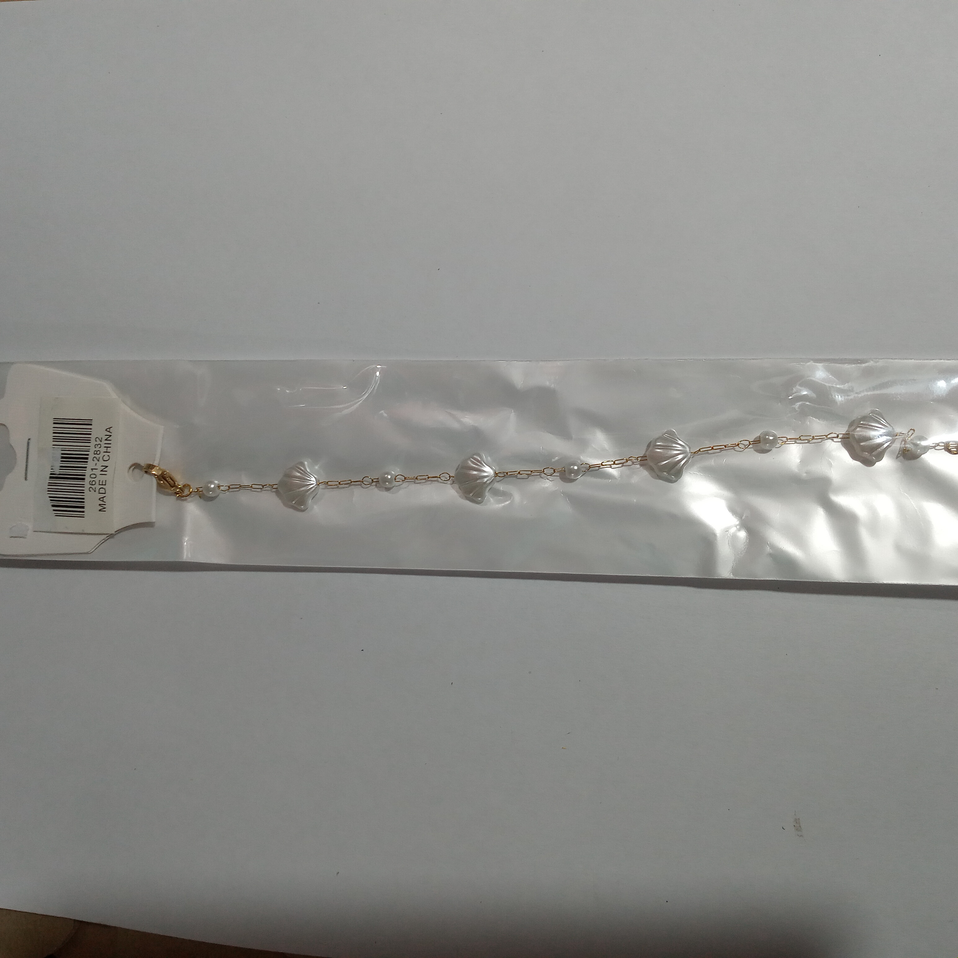 Pulsera dorada con ostras blancas