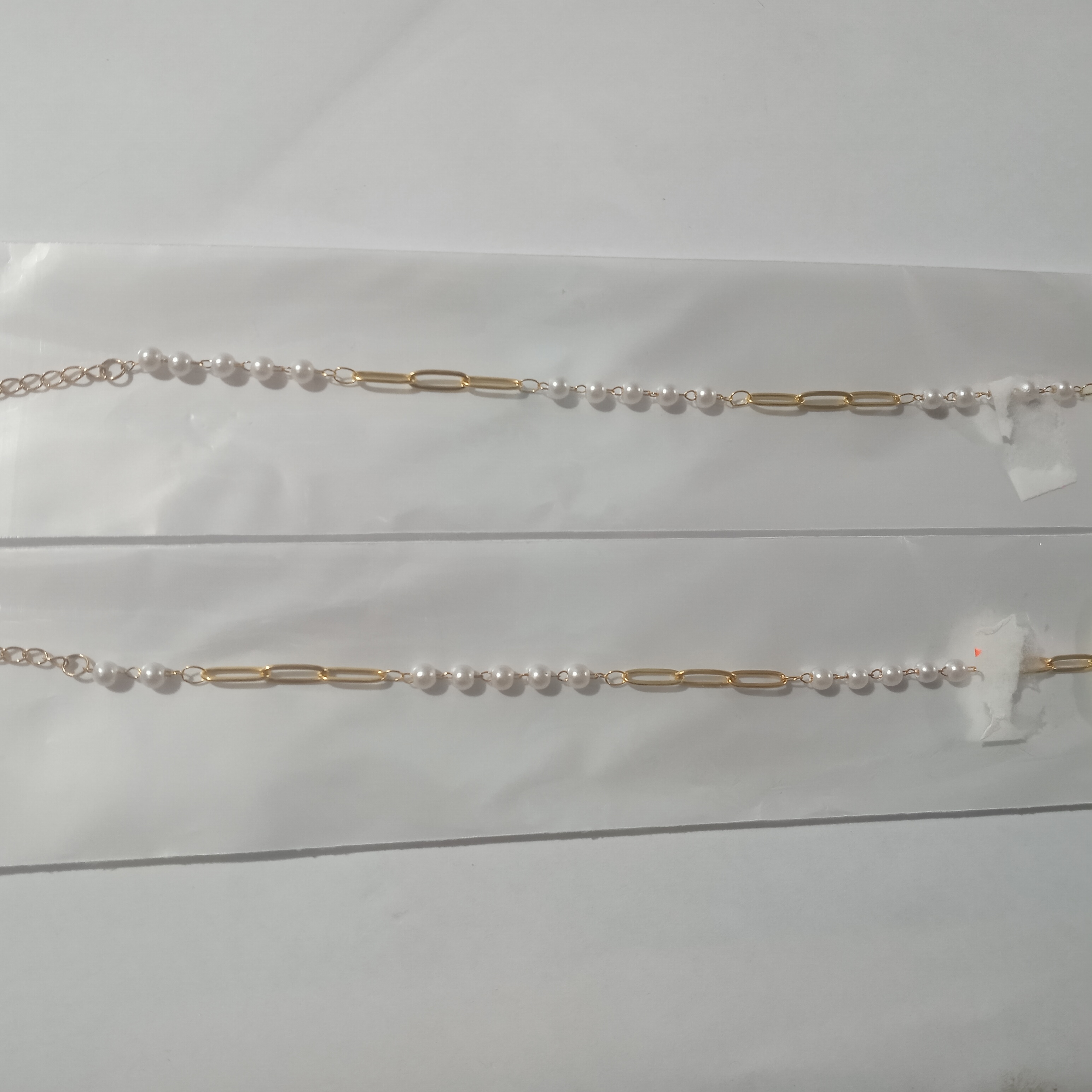 Pulsera dorada con perlas blancas