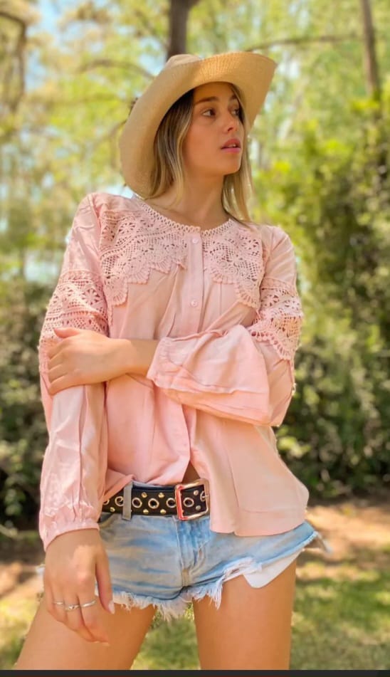 Blusa magnolia sin cuello guipiur bordado rosa