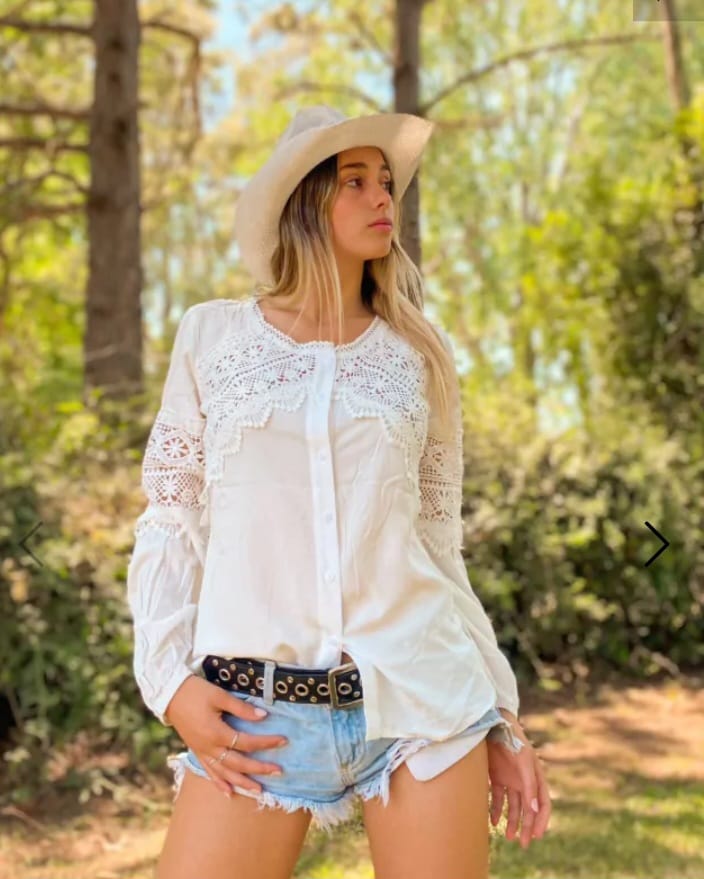 Blusa magnolia sin cuello guipiur bordado Blanca